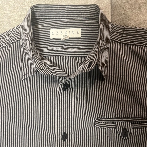 Ezekiel Black & Gray Striped Short Sleeve Button Down Collar Shirt EUC - Picture 8 of 15
